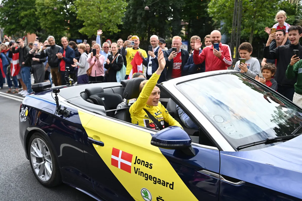 Nhà vô địch Tour de France Vingegaard được chào đón như người hùng tại Đan Mạch - Ảnh 1. Nhà vô địch Tour de France Vingegaard được chào đón như người hùng tại Đan Mạch - Ảnh 1.