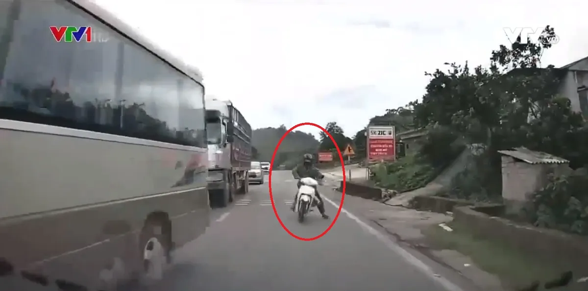 Nguy hiểm bám đuôi xe khác khi vượt - Ảnh 1. Nguy hiểm bám đuôi xe khác khi vượt - Ảnh 1.