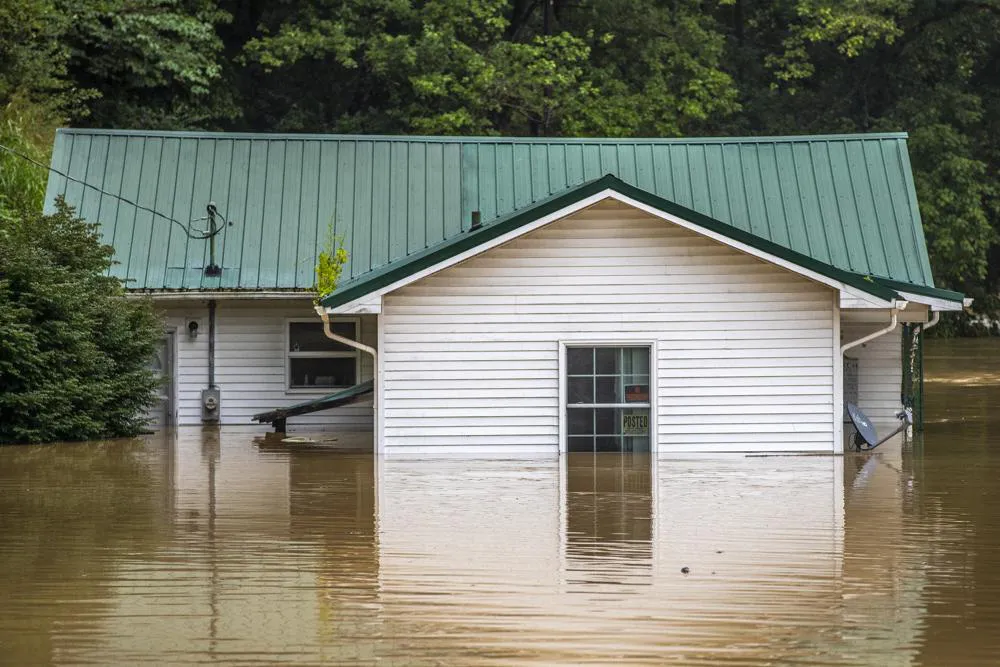 Lũ lụt ở Kentucky khiến 3 người tử vong, số người thiệt mạng có thể tiếp tục tăng - Ảnh 3.