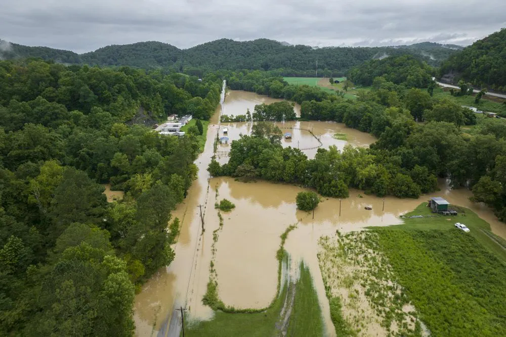 Lũ lụt ở Kentucky khiến 3 người tử vong, số người thiệt mạng có thể tiếp tục tăng - Ảnh 8.