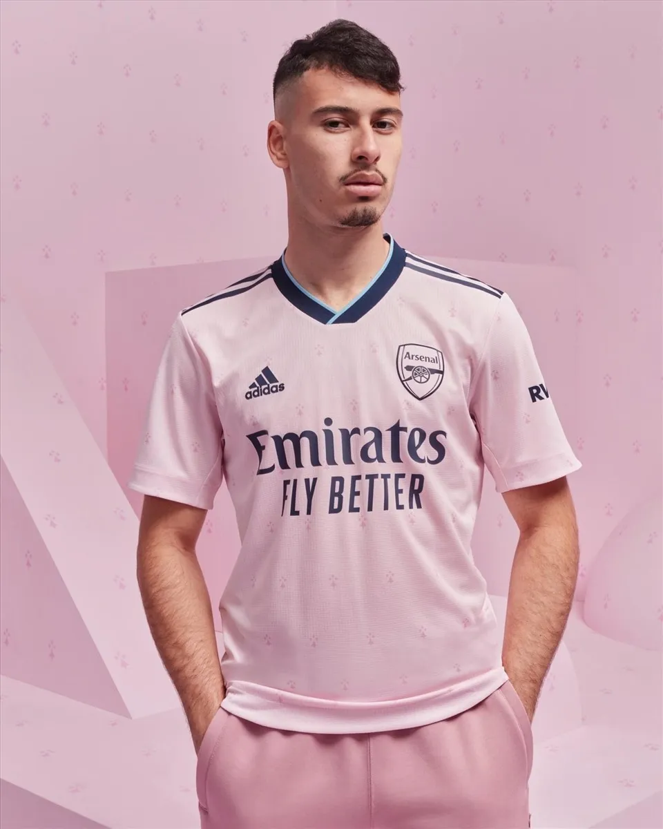 Arsenal ra mắt &aacute;o đấu m&agrave;u hồng phấn - Ảnh 2.