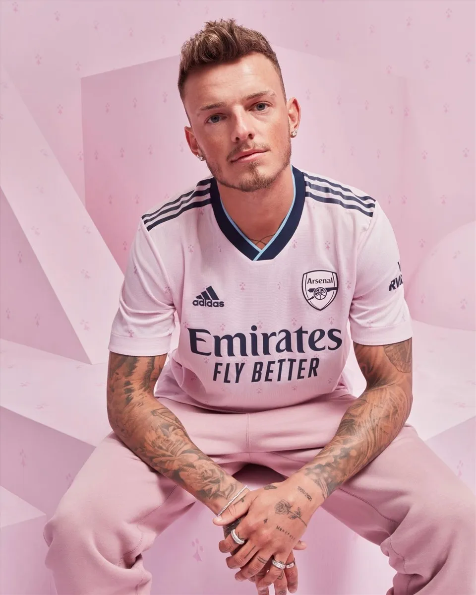 Arsenal ra mắt &aacute;o đấu m&agrave;u hồng phấn - Ảnh 1.