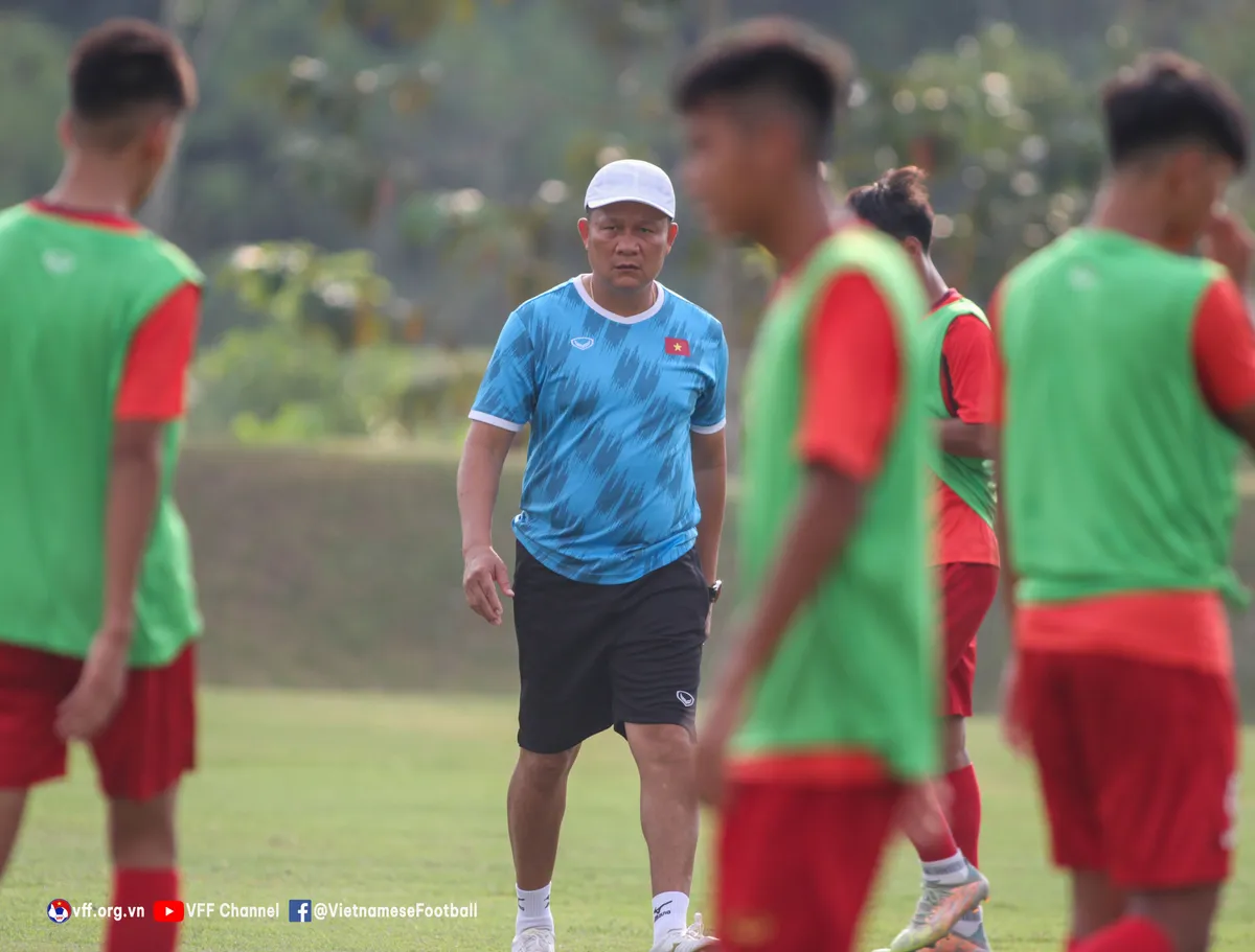 ĐT U16 Việt Nam bước vào buổi tập đầu tiên tại Indonesia - Ảnh 2. ĐT U16 Việt Nam bước vào buổi tập đầu tiên tại Indonesia - Ảnh 2.