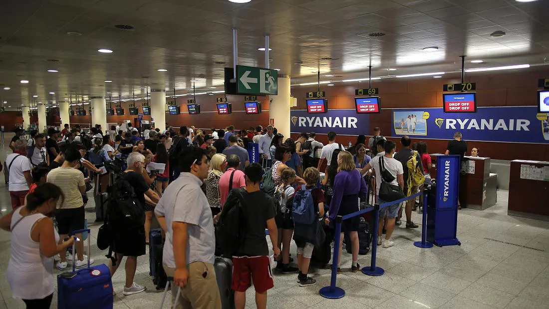 Nhân viên hãng hàng không Ryanair ở Tây Ban Nha thông báo đình công thêm 12 ngày - Ảnh 1.