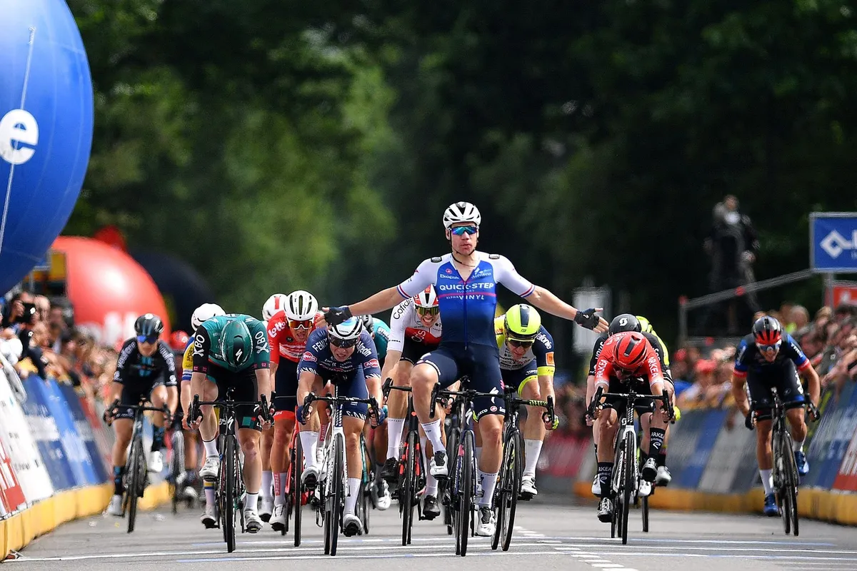 Fabio Jakobsen giành chiến thắng chặng 2 Tour de France 2022 - Ảnh 2. Fabio Jakobsen giành chiến thắng chặng 2 Tour de France 2022 - Ảnh 2.