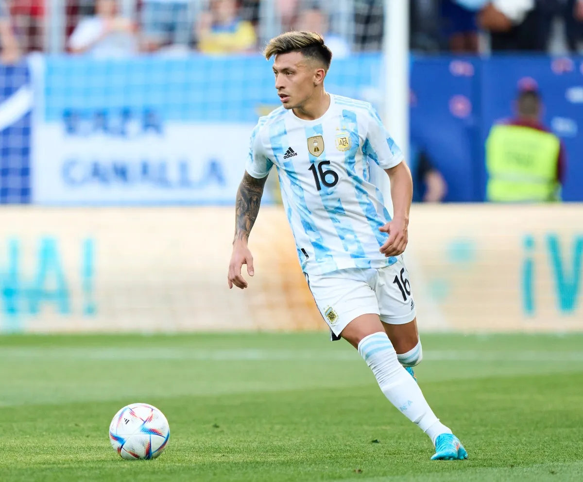 Arsenal và Man Utd đấu tay đôi trong thương vụ Lisandro Martinez - Ảnh 2. Arsenal và Man Utd đấu tay đôi trong thương vụ Lisandro Martinez - Ảnh 2.