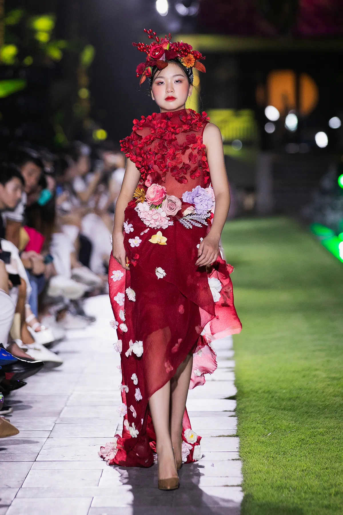 Hương Giang catwalk trên bờ biển, khoe thần thái “chị đại” trong show Xuân Lan - Ảnh 11.