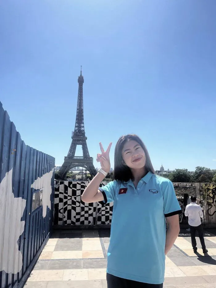 ẢNH | Tuyển thủ nữ Việt Nam tạm biệt tháp Eiffel - Ảnh 3. ẢNH | Tuyển thủ nữ Việt Nam tạm biệt tháp Eiffel - Ảnh 3.
