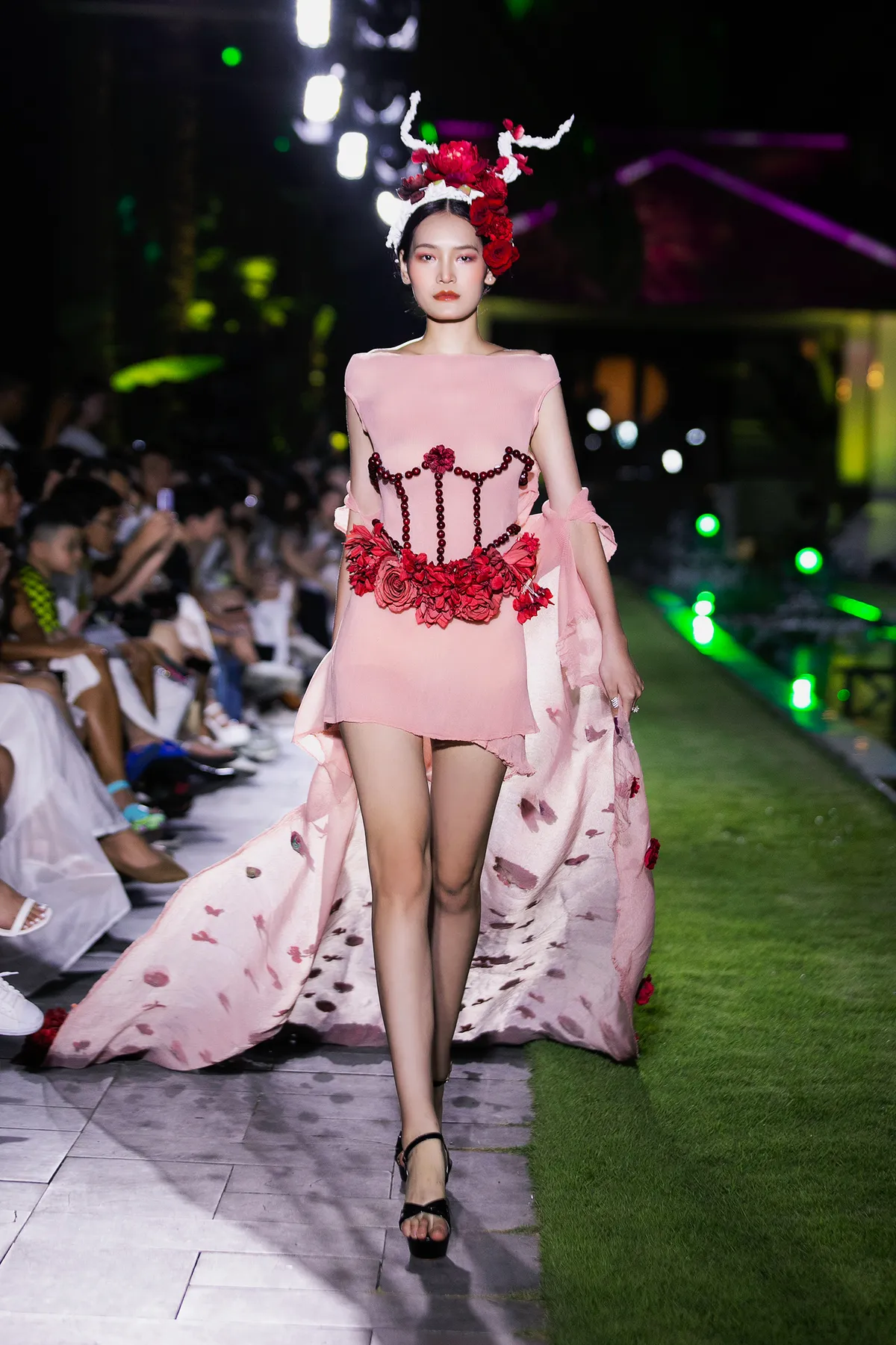 Hương Giang catwalk trên bờ biển, khoe thần thái “chị đại” trong show Xuân Lan - Ảnh 10.