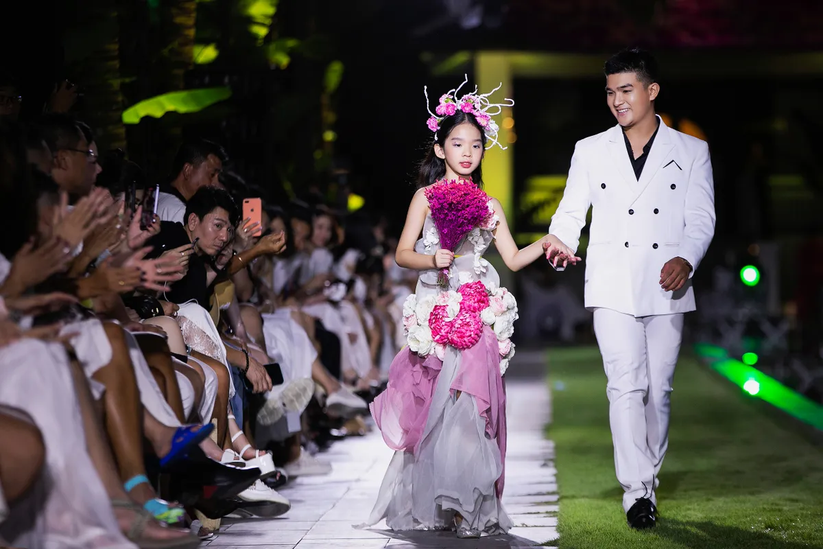 Hương Giang catwalk trên bờ biển, khoe thần thái “chị đại” trong show Xuân Lan - Ảnh 12.