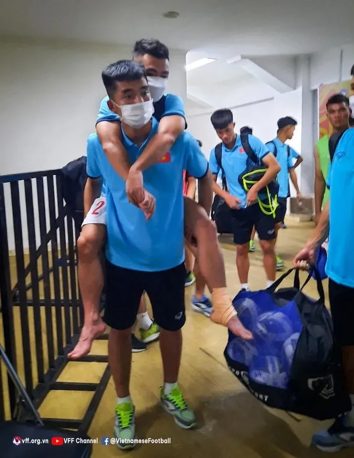 Tiền đạo U19 Việt Nam chấn thương nặng sau trận gặp Indonesia - Ảnh 1.