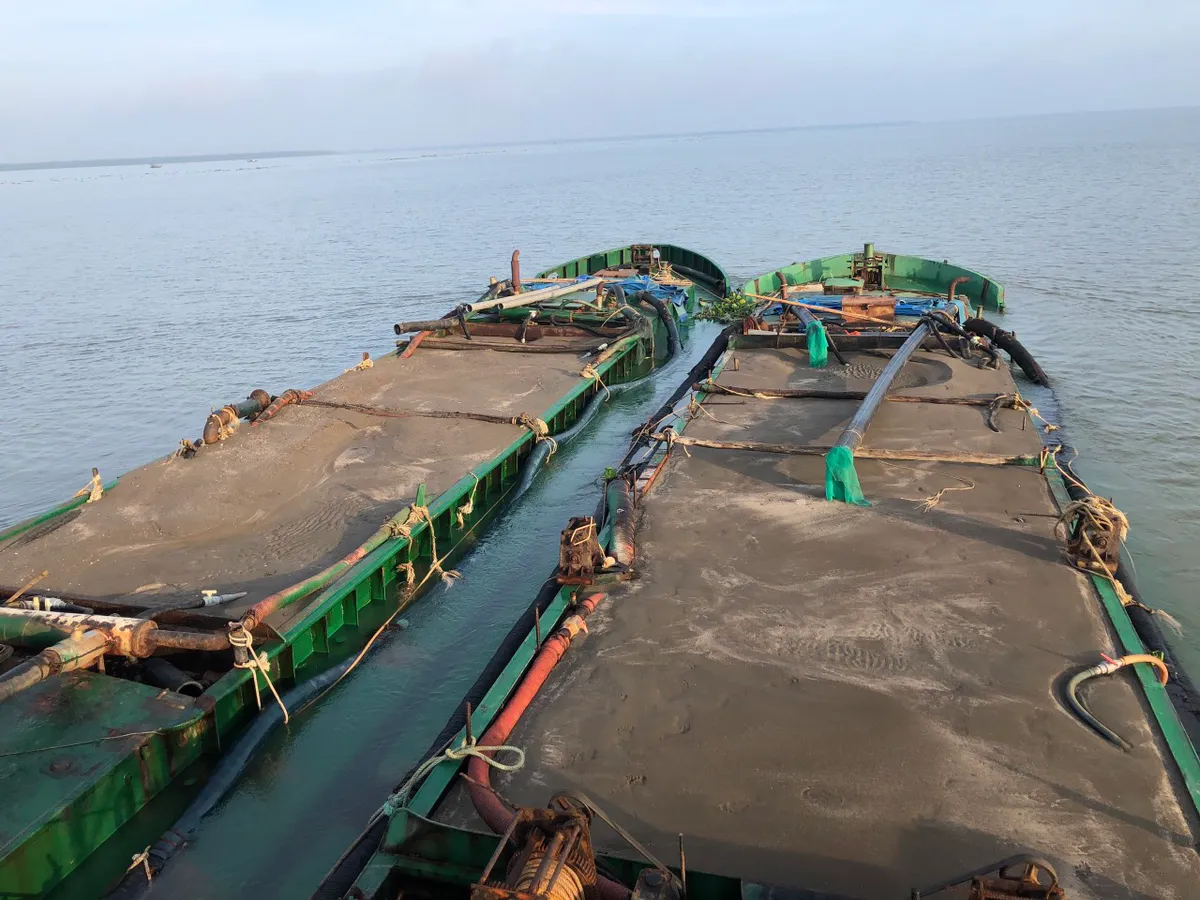 Bắt giữ 2 sà lan vận chuyển cát trái phép trên vùng biển Cần Giờ - Ảnh 1. Bắt giữ 2 sà lan vận chuyển cát trái phép trên vùng biển Cần Giờ - Ảnh 1.
