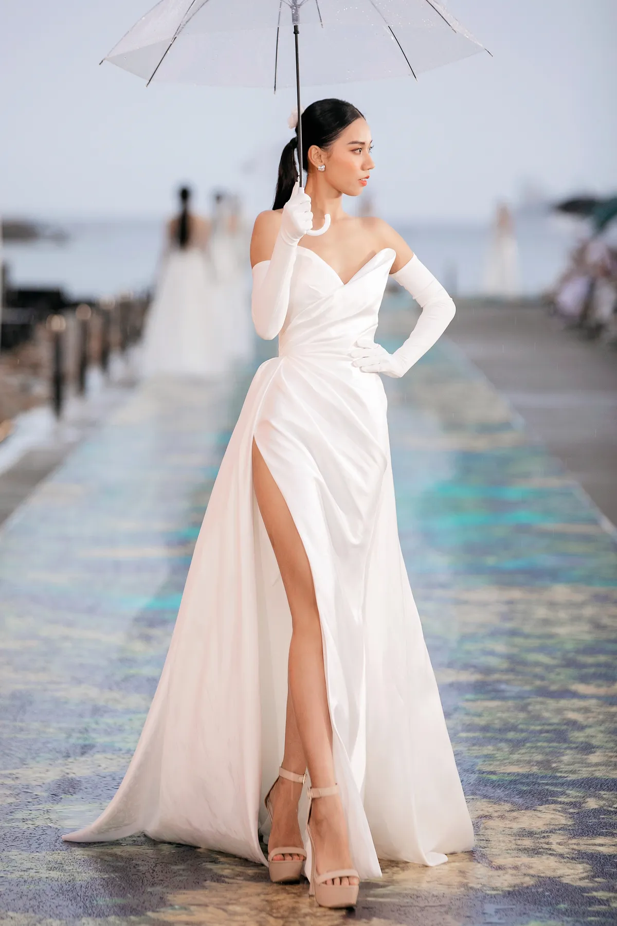 Diễn thời trang dưới mưa, thí sinh Miss World Vietnam 2022 vẫn đẹp hút hồn - Ảnh 7.