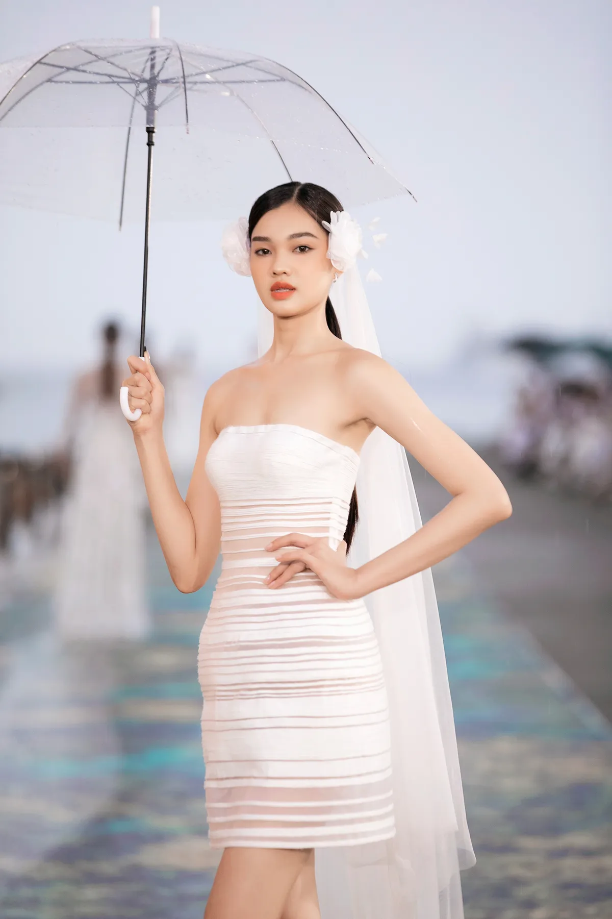 Diễn thời trang dưới mưa, thí sinh Miss World Vietnam 2022 vẫn đẹp hút hồn - Ảnh 9.