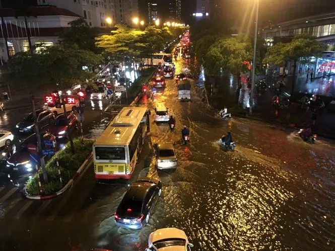 Vì sao Hà Nội cứ mưa to là ngập? - Ảnh 1.