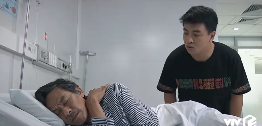 Lối nhỏ vào đời - Tập 20: Bố nhập viện, con trai ông Thành không thôi tìm cách moi tiền - Ảnh 1.