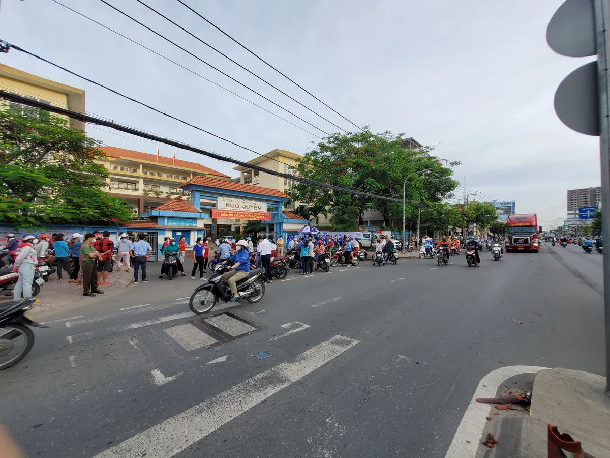 TP Hồ Ch&iacute; Minh: Giao th&ocirc;ng th&ocirc;ng suốt, an to&agrave;n cho th&iacute; sinh dự thi tốt nghiệp THPT 2022 - Ảnh 1.