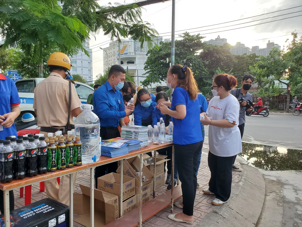 TP Hồ Ch&iacute; Minh: Giao th&ocirc;ng th&ocirc;ng suốt, an to&agrave;n cho th&iacute; sinh dự thi tốt nghiệp THPT 2022 - Ảnh 2.