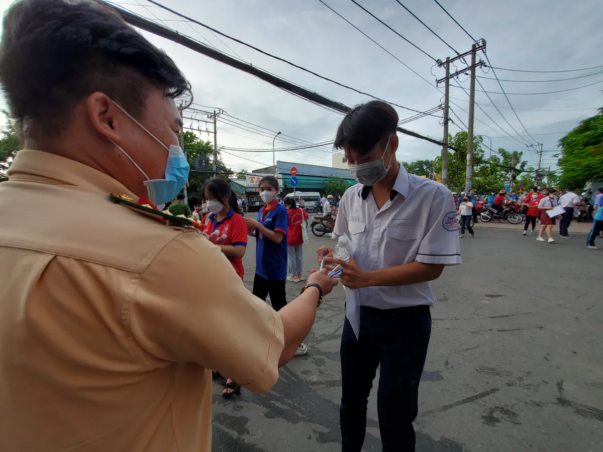 TP Hồ Ch&iacute; Minh: Giao th&ocirc;ng th&ocirc;ng suốt, an to&agrave;n cho th&iacute; sinh dự thi tốt nghiệp THPT 2022 - Ảnh 3.
