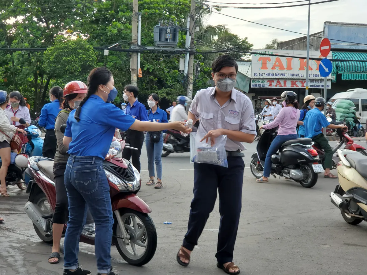 TP Hồ Ch&iacute; Minh: Giao th&ocirc;ng th&ocirc;ng suốt, an to&agrave;n cho th&iacute; sinh dự thi tốt nghiệp THPT 2022 - Ảnh 4.