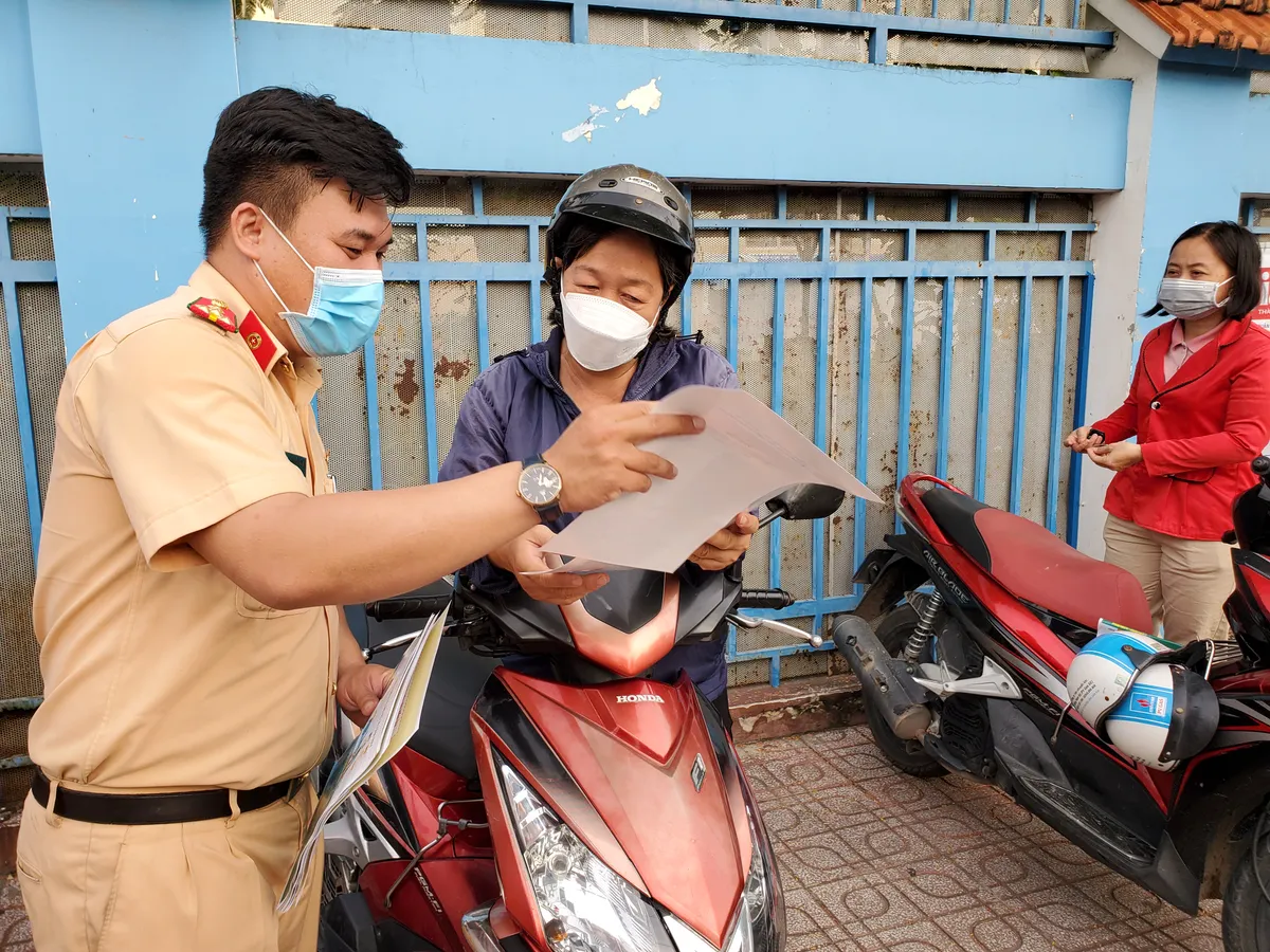 TP Hồ Ch&iacute; Minh: Giao th&ocirc;ng th&ocirc;ng suốt, an to&agrave;n cho th&iacute; sinh dự thi tốt nghiệp THPT 2022 - Ảnh 5.