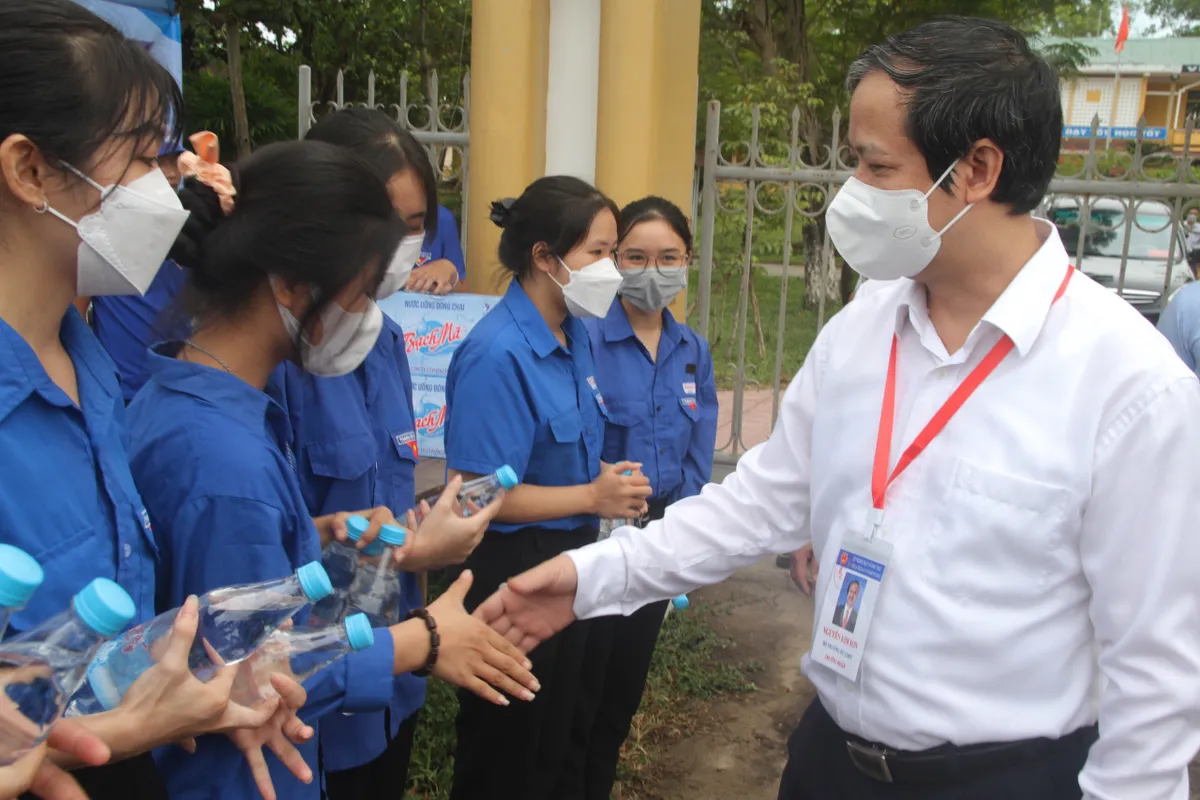 Bộ trưởng Bộ GD&ĐT lưu ý thống nhất việc thí sinh đeo khẩu trang hay không - Ảnh 4.