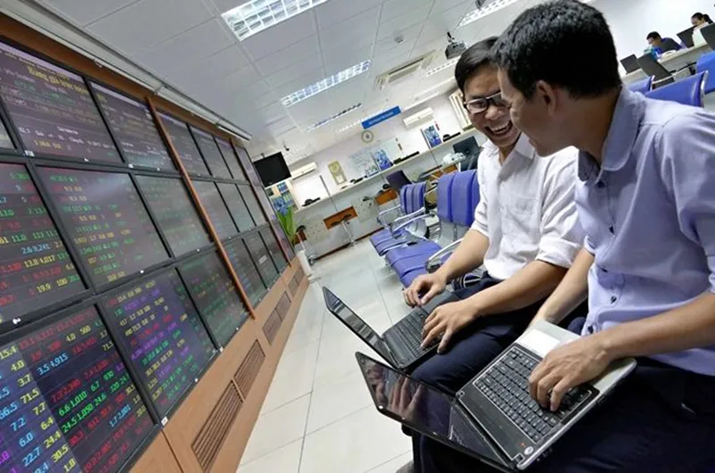Cổ phiếu họ “Vin” bứt phá, VN-Index tăng hơn 16 điểm - Ảnh 1.