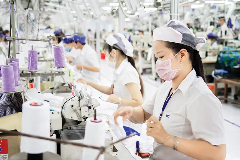 Công nhân thời “bão giá” - Ảnh 2.