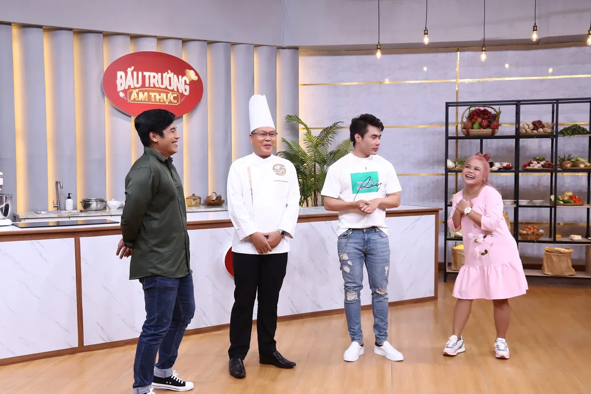 Độ body như nam thần, Lê Dương Bảo Lâm có duyên với show ẩm thực - Ảnh 1.