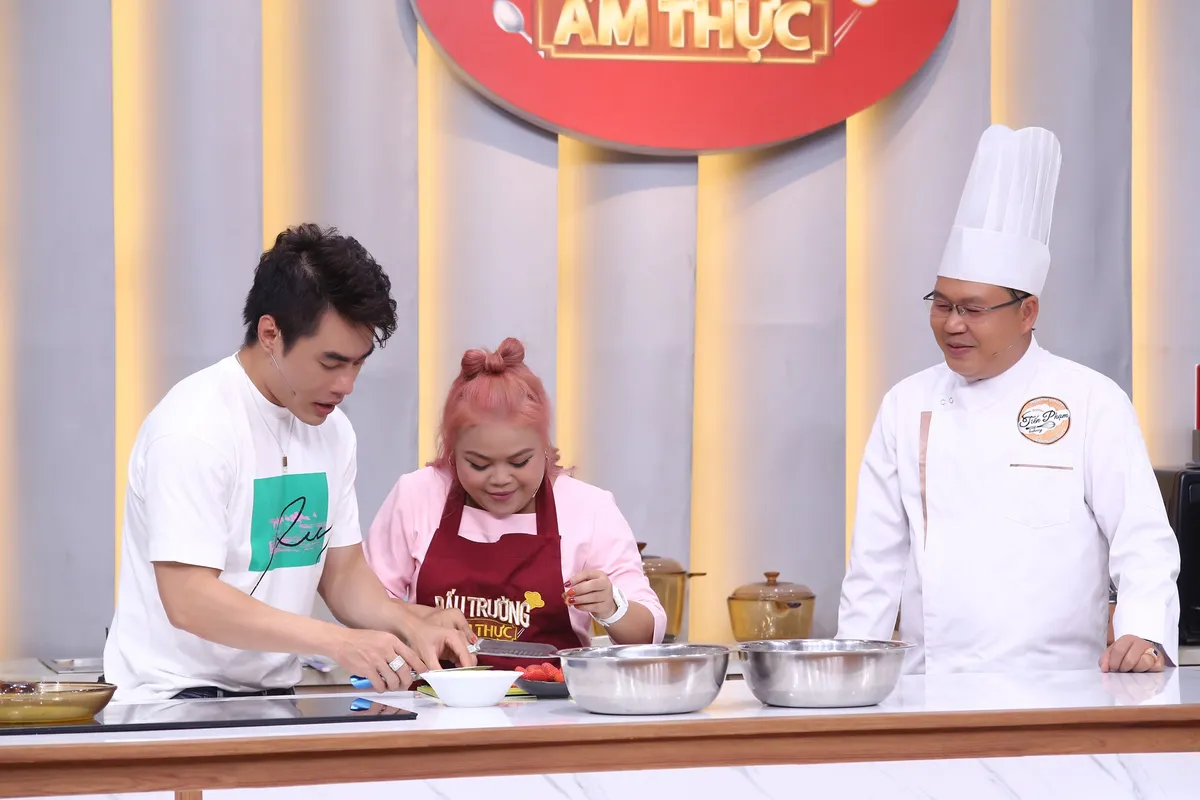 Độ body như nam thần, Lê Dương Bảo Lâm có duyên với show ẩm thực - Ảnh 3.
