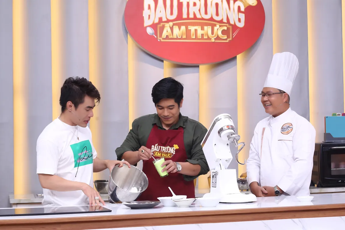 Độ body như nam thần, Lê Dương Bảo Lâm có duyên với show ẩm thực - Ảnh 2.