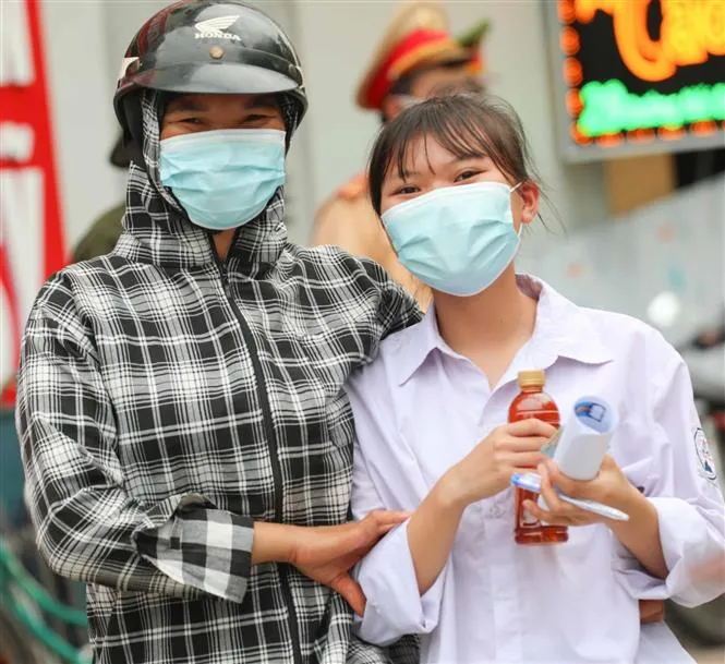 Thí sinh Hà Nội hoàn thành môn thi Ngữ văn, đề thi không có yếu tố bất ngờ - Ảnh 6.