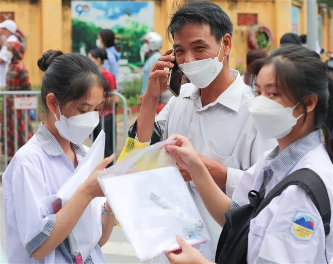 Thí sinh Hà Nội hoàn thành môn thi Ngữ văn, đề thi không có yếu tố bất ngờ - Ảnh 5.