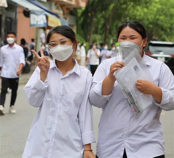 Thí sinh Hà Nội hoàn thành môn thi Ngữ văn, đề thi không có yếu tố bất ngờ - Ảnh 4.