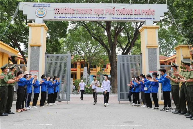 Thí sinh Hà Nội hoàn thành môn thi Ngữ văn, đề thi không có yếu tố bất ngờ - Ảnh 1.
