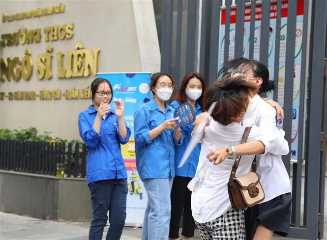 Thí sinh Hà Nội hoàn thành môn thi Ngữ văn, đề thi không có yếu tố bất ngờ - Ảnh 25.