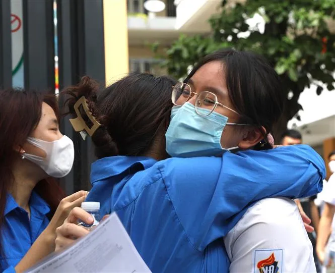 Thí sinh Hà Nội hoàn thành môn thi Ngữ văn, đề thi không có yếu tố bất ngờ - Ảnh 23.