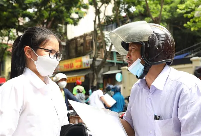 Thí sinh Hà Nội hoàn thành môn thi Ngữ văn, đề thi không có yếu tố bất ngờ - Ảnh 22.