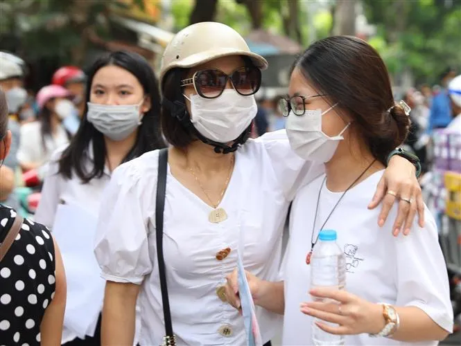 Thí sinh Hà Nội hoàn thành môn thi Ngữ văn, đề thi không có yếu tố bất ngờ - Ảnh 19.