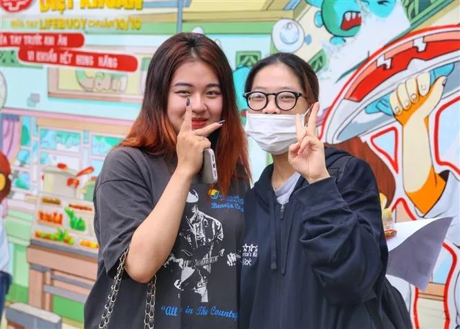 Thí sinh Hà Nội hoàn thành môn thi Ngữ văn, đề thi không có yếu tố bất ngờ - Ảnh 16.