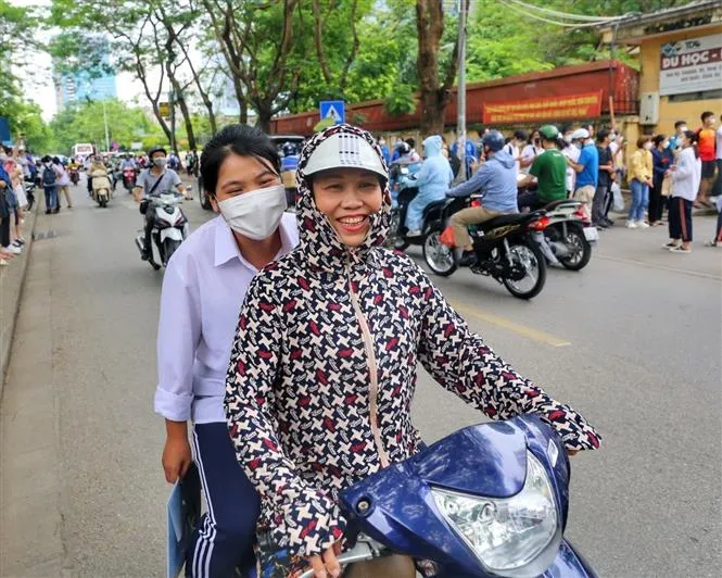 Thí sinh Hà Nội hoàn thành môn thi Ngữ văn, đề thi không có yếu tố bất ngờ - Ảnh 15.