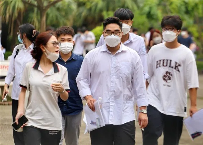 Thí sinh Hà Nội hoàn thành môn thi Ngữ văn, đề thi không có yếu tố bất ngờ - Ảnh 13.
