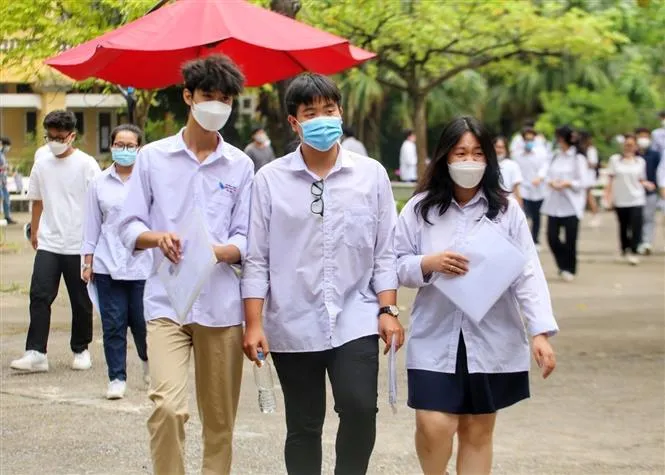 Thí sinh Hà Nội hoàn thành môn thi Ngữ văn, đề thi không có yếu tố bất ngờ - Ảnh 12.