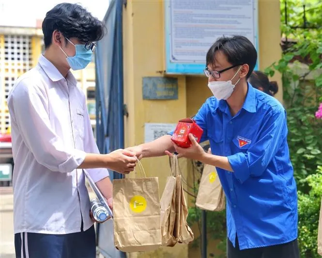 Thí sinh Hà Nội hoàn thành môn thi Ngữ văn, đề thi không có yếu tố bất ngờ - Ảnh 11.