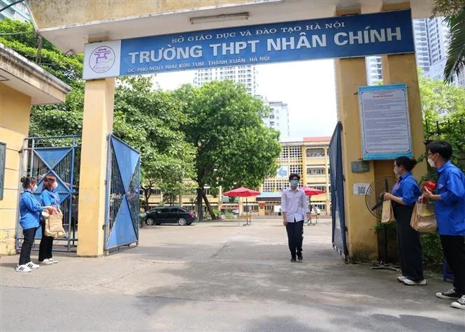 Thí sinh Hà Nội hoàn thành môn thi Ngữ văn, đề thi không có yếu tố bất ngờ - Ảnh 9.