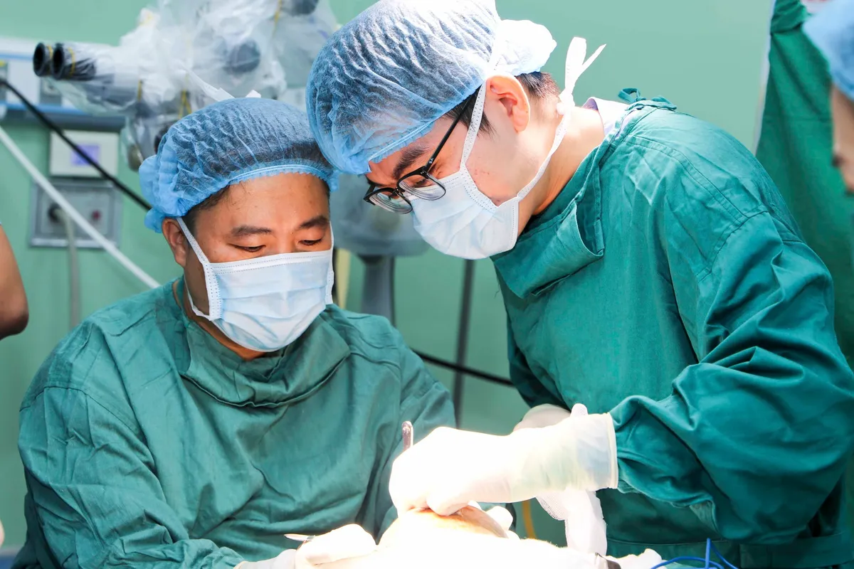 Phẫu thuật dị dạng mạch máu não cho bệnh nhi 6 tuổi - Ảnh 1.