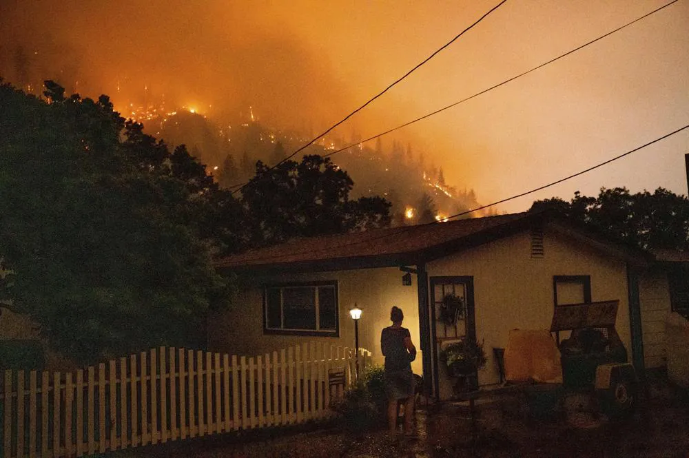 Cháy rừng bùng phát nhanh ở Bắc California, hàng nghìn cư dân phải sơ tán - Ảnh 1.