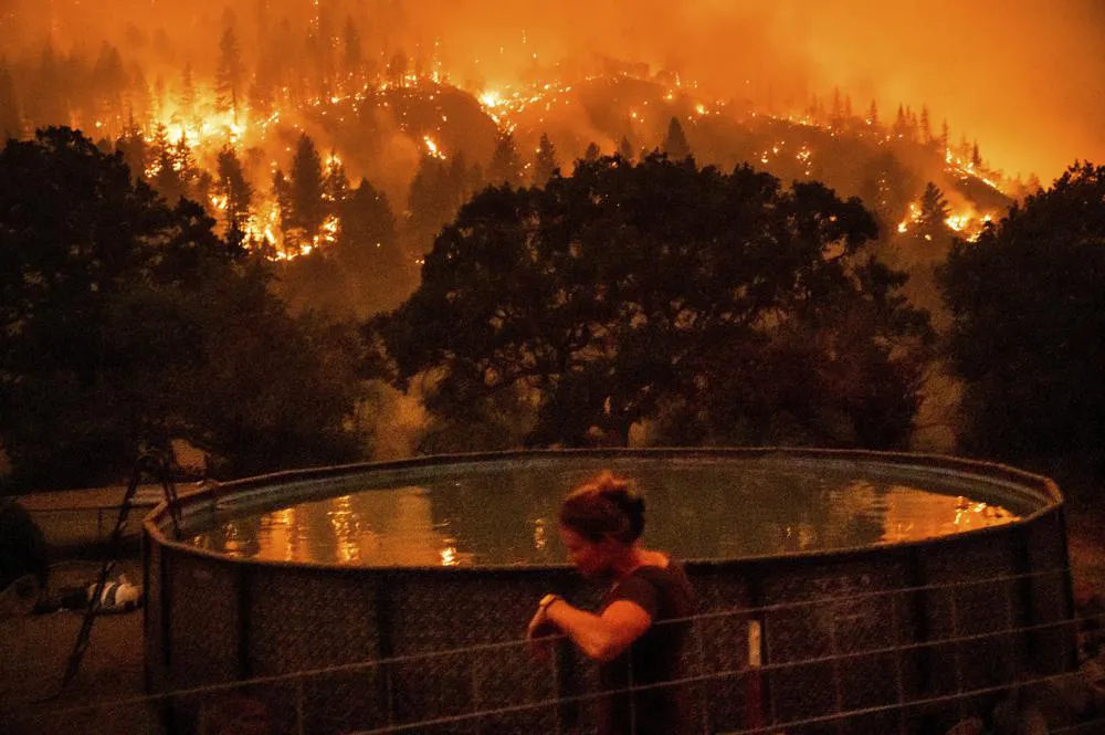 Cháy rừng bùng phát nhanh ở Bắc California, hàng nghìn cư dân phải sơ tán - Ảnh 3.