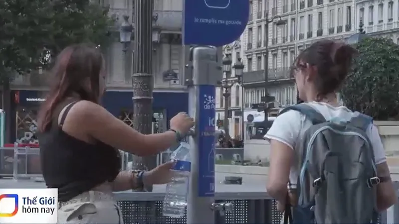 Nhiều v&ograve;i nước c&ocirc;ng cộng hoạt động trở lại ở Ph&aacute;p - Ảnh 1.