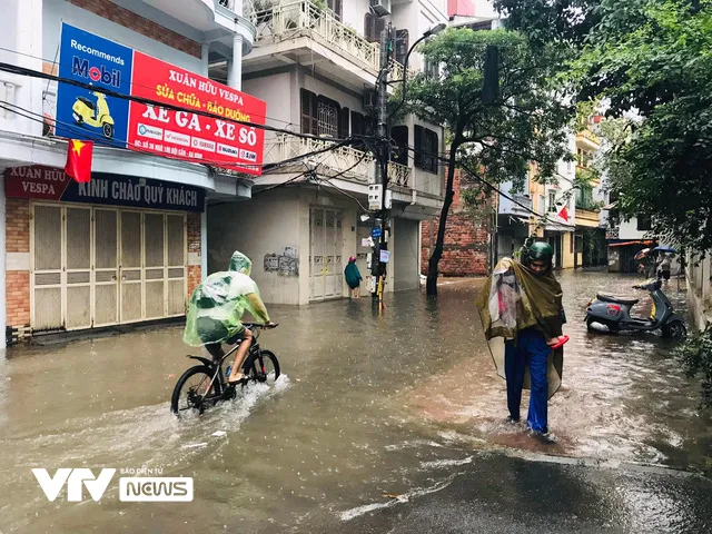 Hà Nội: Mưa lớn cả đêm, nhiều tuyến phố ngập như sông - Ảnh 10.